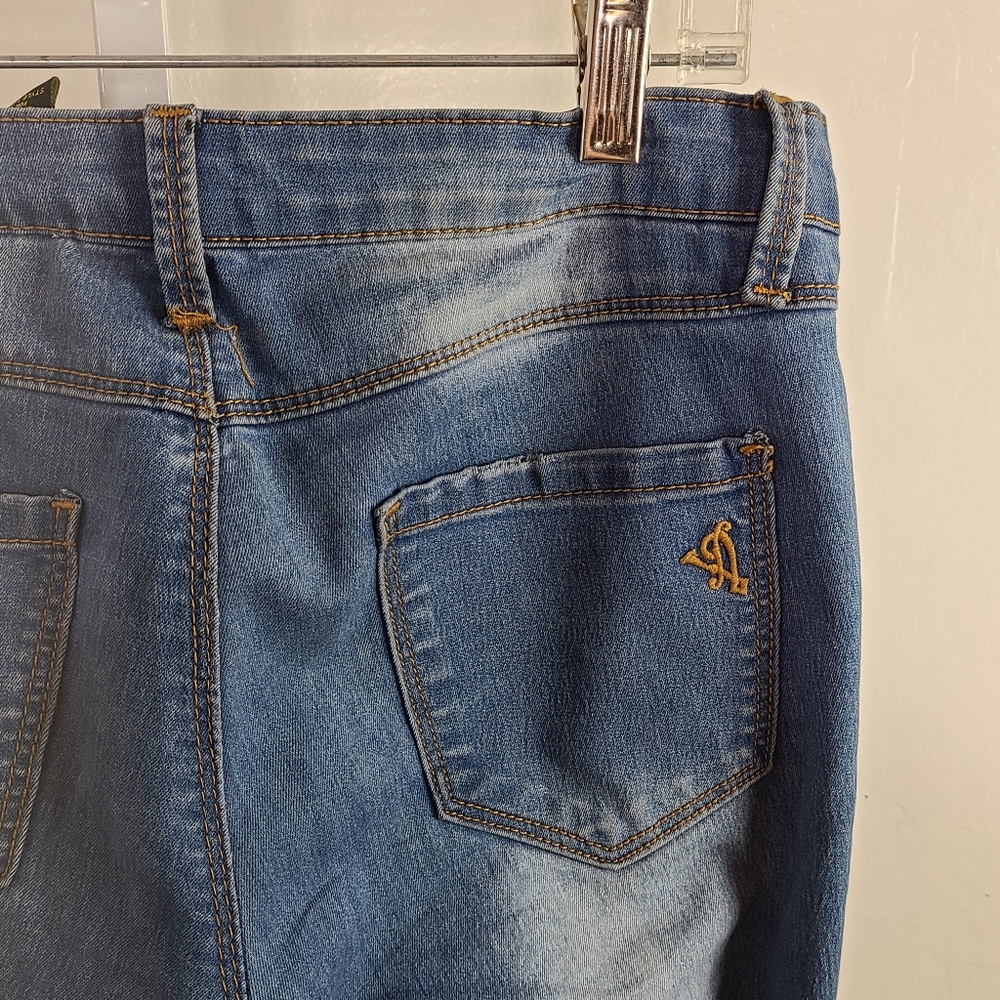 V.I.P. Jeans Women's Medium Wash Skinny Jean | 3/4 - Picture 6 of 9